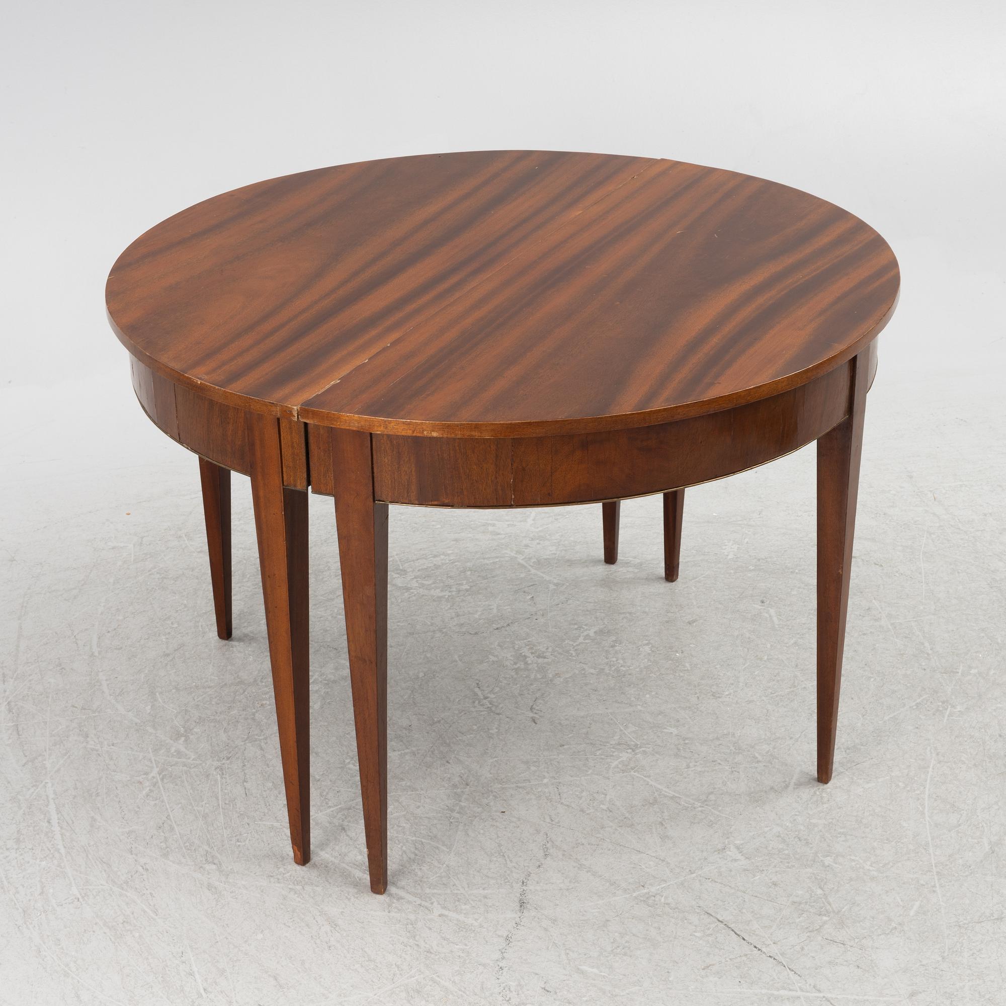 A late Gustavian dining table, 19th century.