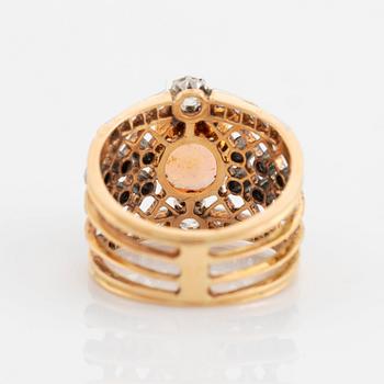 An 18K gold and platinum ring set with an opal and old- och rose-cut diamonds.