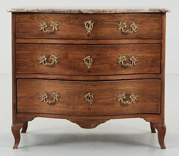 BYRÅ, rokoko, 1700-tal. Bär otydlig sign samt Stockholms snickarämbetes stämpel.