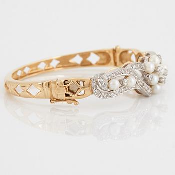 Armring 14K guld med gammal- och åttkantslipade diamanter samt pärlor.
