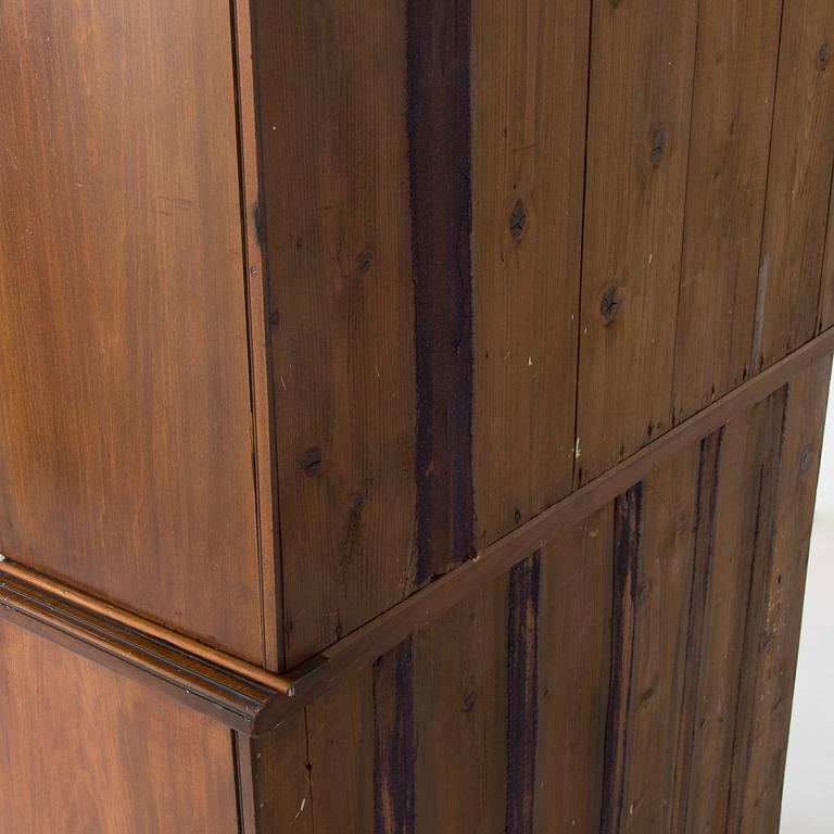 Vitrinskåp, 1900-talets första hälft.