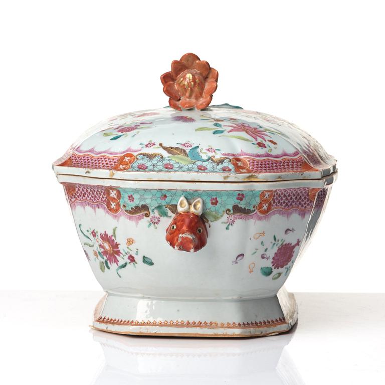 Terrin med lock och fat, kompaniporslin. Qingdynastin, Qianlong (1736-95).