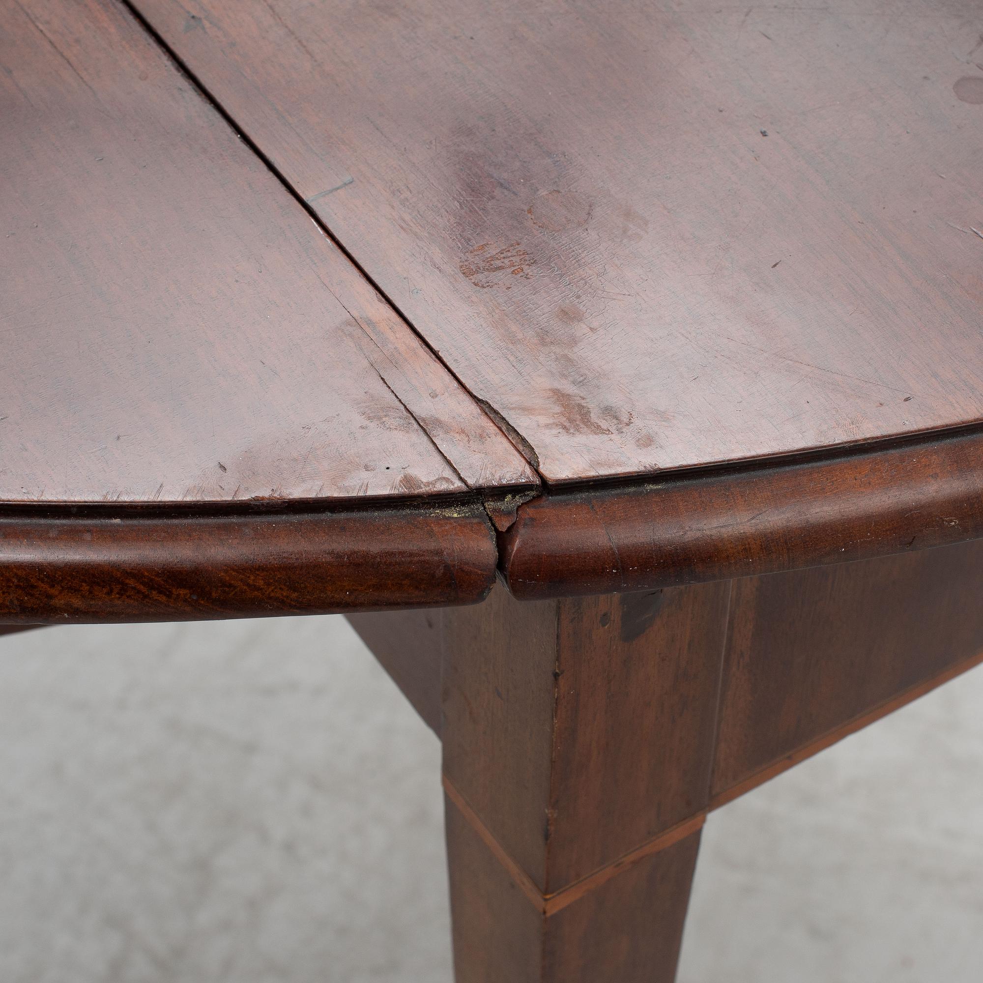 A Georgian mahogany Pembroke table, England, around 1800.