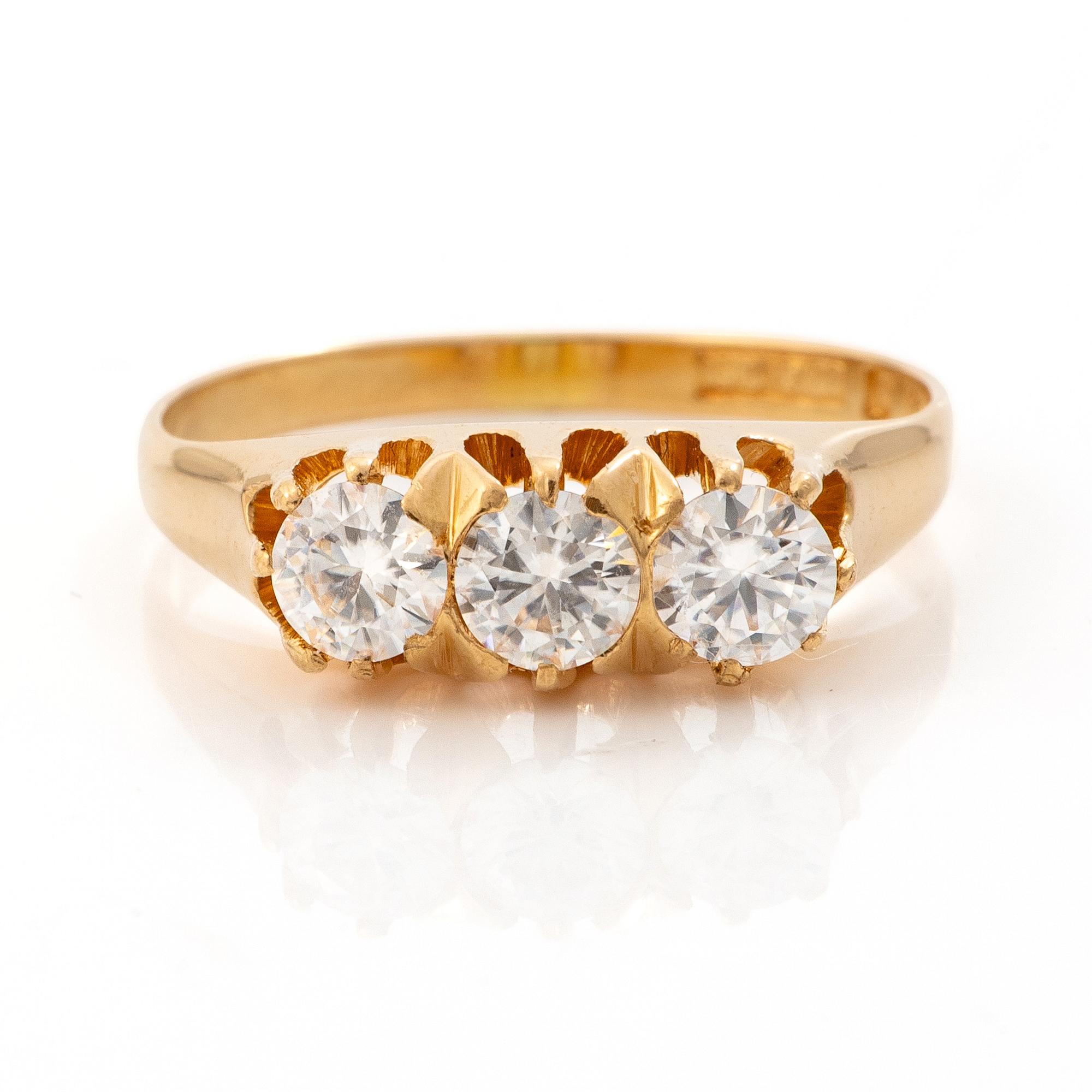 18K gold ring with three brilliant-cut diamonds.