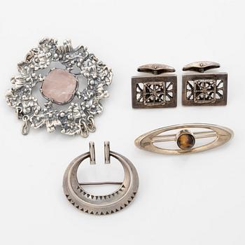 Four silver jewellery pieces: three brooches and a pair of cufflinks. With rose quartz and tiger’s eye. Finnish designers.