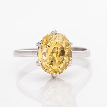 Ring, 18K vitguld med en oval fasettslipad safir.