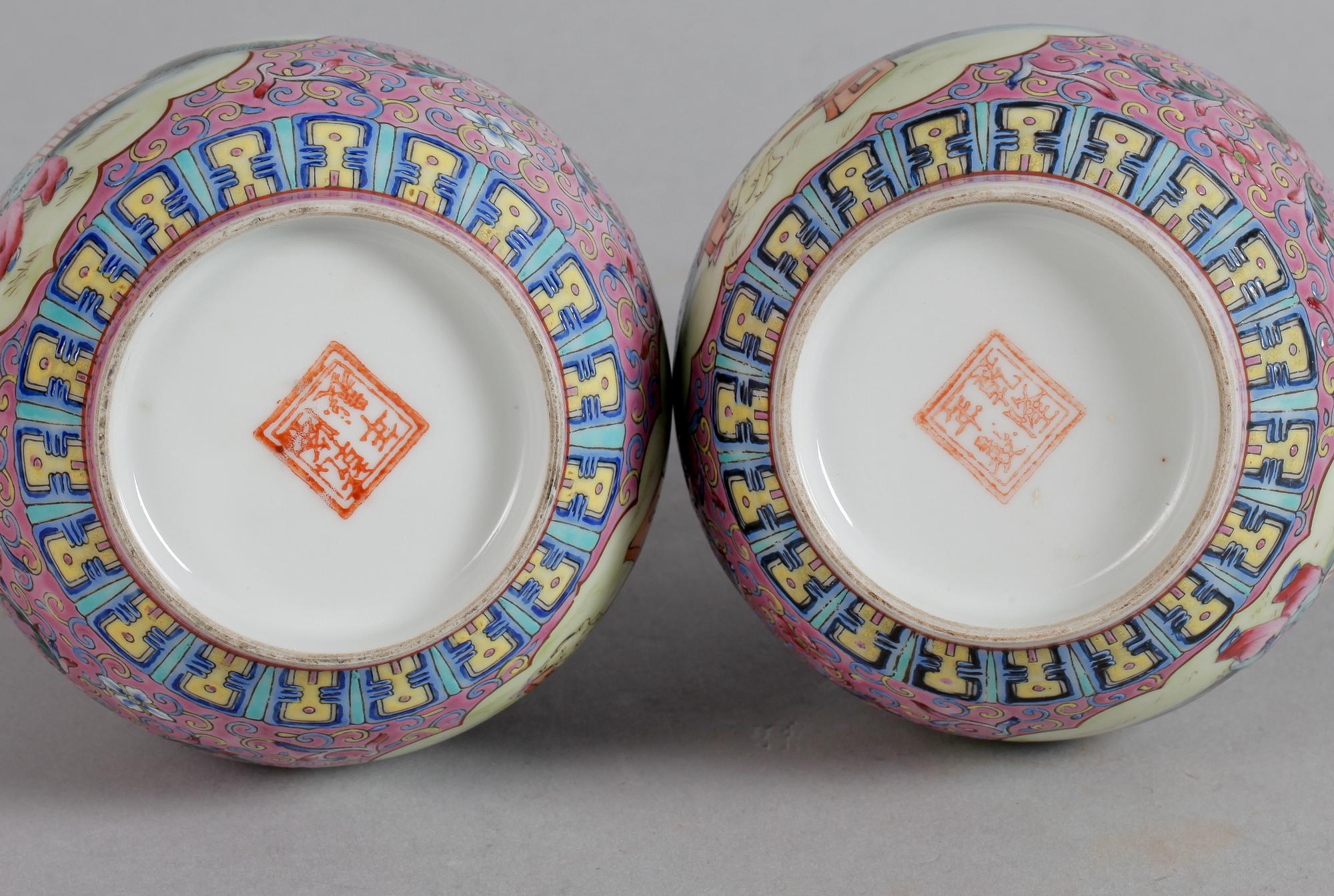 VASER, ett par, porslin, Kina, 1900-tal.