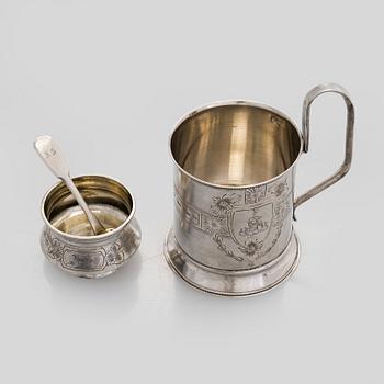 Bägare och saltkar med sked, silver, Ryssland.