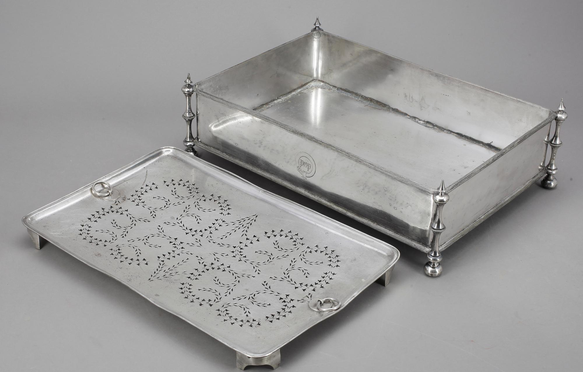 SERVERINGSSKÅL, försilvrad metall, troligen England, omkring 1900.