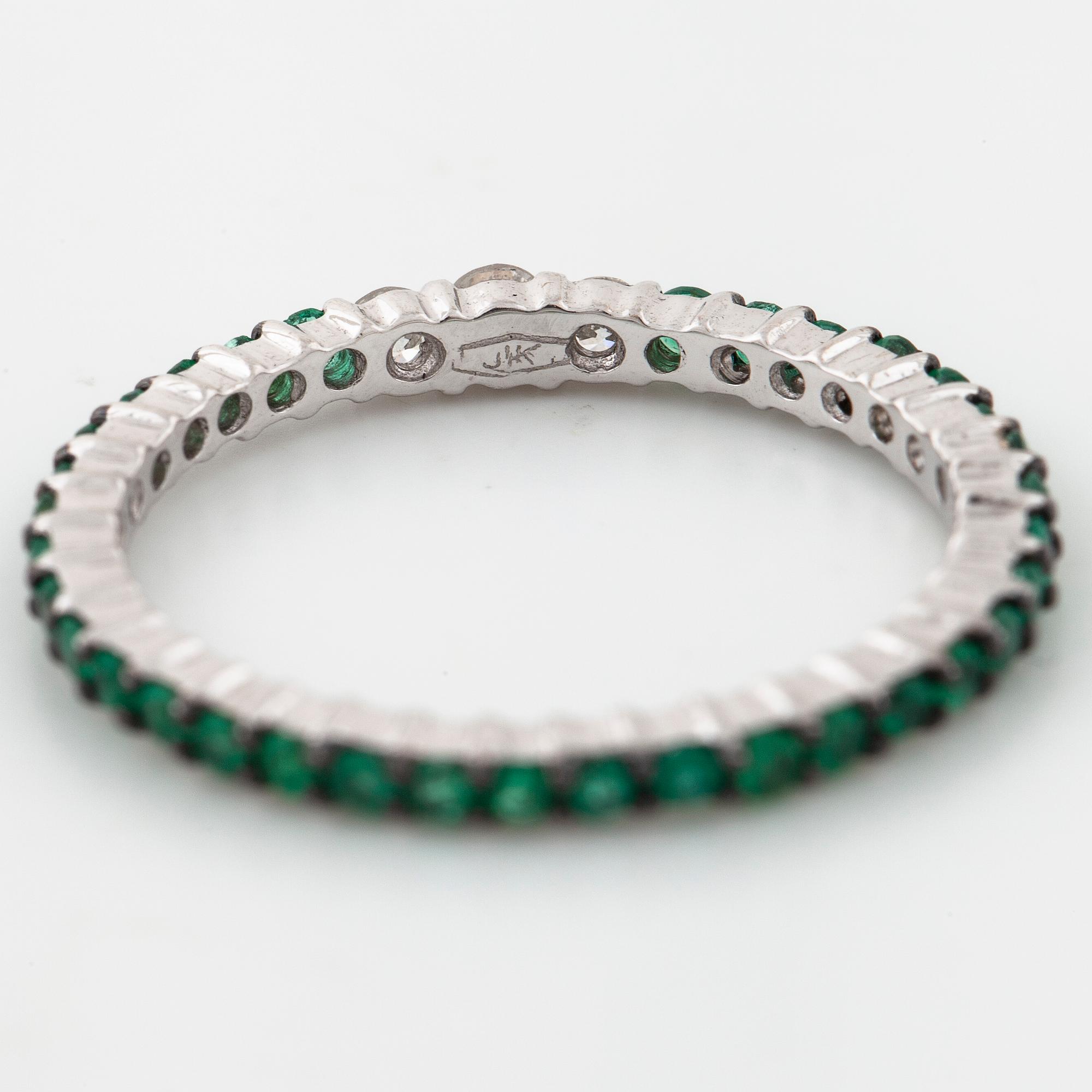 RING, med smaragder ca 0.50 ct totalt briljantslipade diamanter totalt ca 0.10 ct.