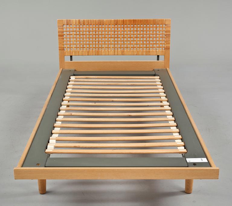 SÄNGRAM, Hans J Wegner, Ry möbler, Danmark, 1900-talets andra hälft.