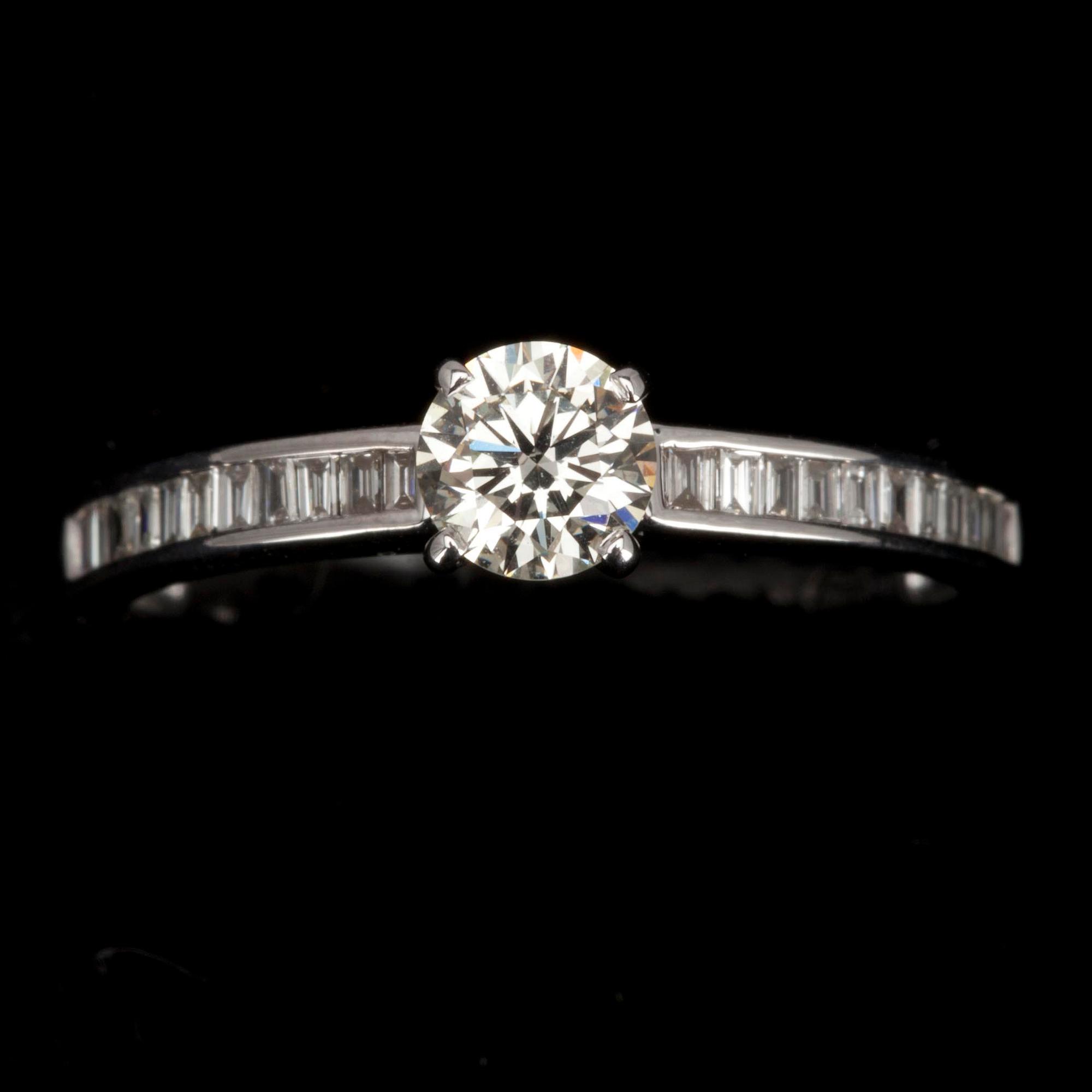 RING, 18K vitguld och diamanter. Europa 2000-tal. Vikt ca 2,5 g.