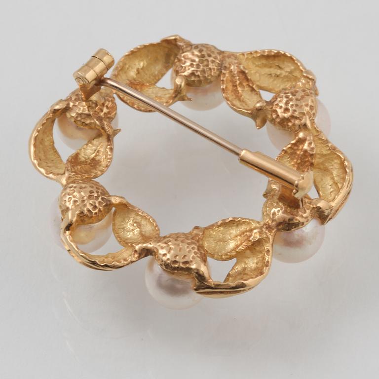 BROSCH SAMT ÖRHÄNGEN, 18K guld med odlade pärlor. Vikt 9,1 gram.