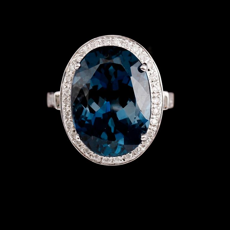 RING, 14 k vitguld, blå topas ca 19.00 ct, diamanter tot ca 0.35 ct.