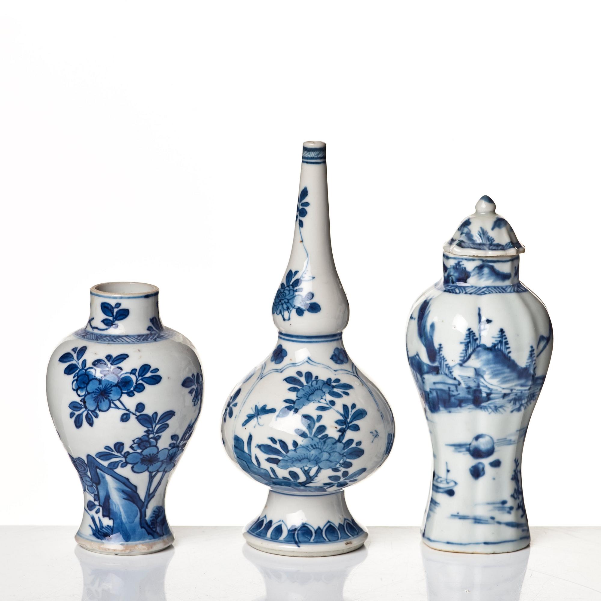 Miniatyrvaser, fyra stycken, samt vattendroppare, porslin. Qingdynastin, Kangxi (1662-1722).