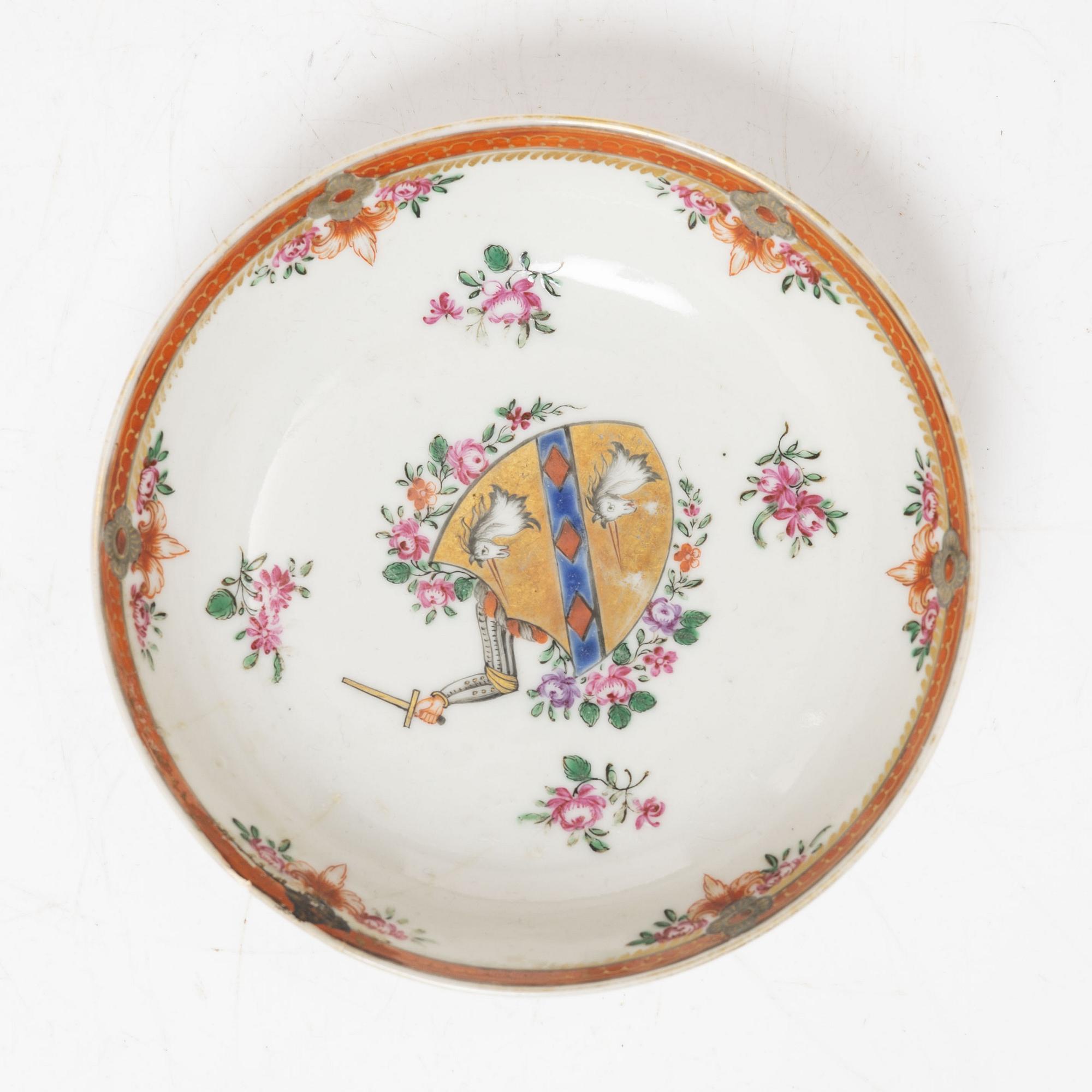 Koppar, fyra stycken, samt kopp med fat, vapenporslin, Qingdynastin, 1700-tal.