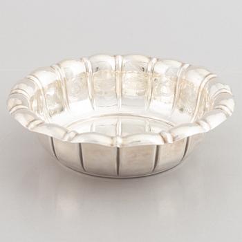 A German silver 800 bowl, mark of Läger & Co, Hanau, Germany, early 20th Century.