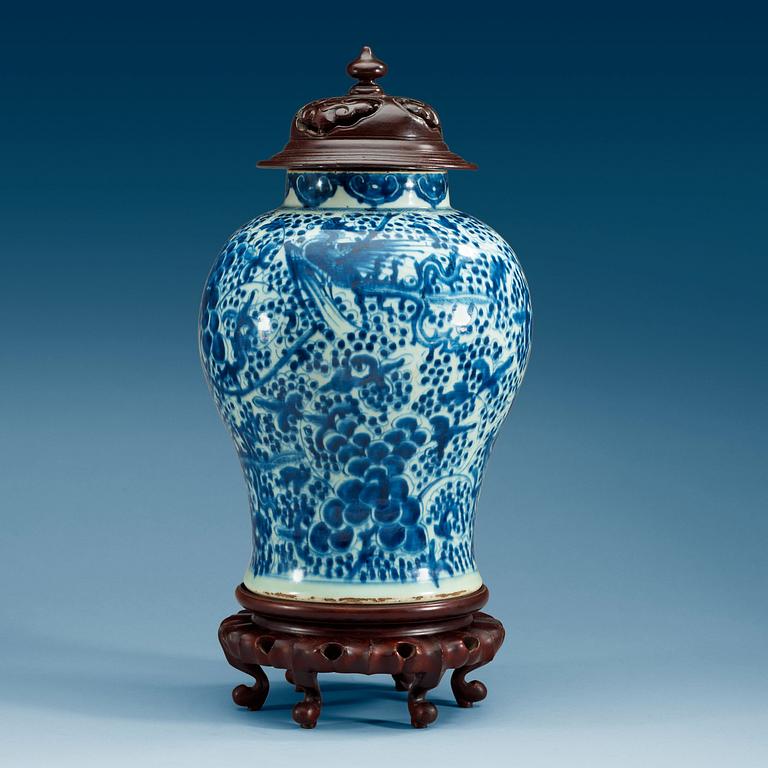 A blue and white jar, Qing dynasty.