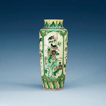 1401. A famille verte vase, Qing dynasty, Kangxi (1662-1722).