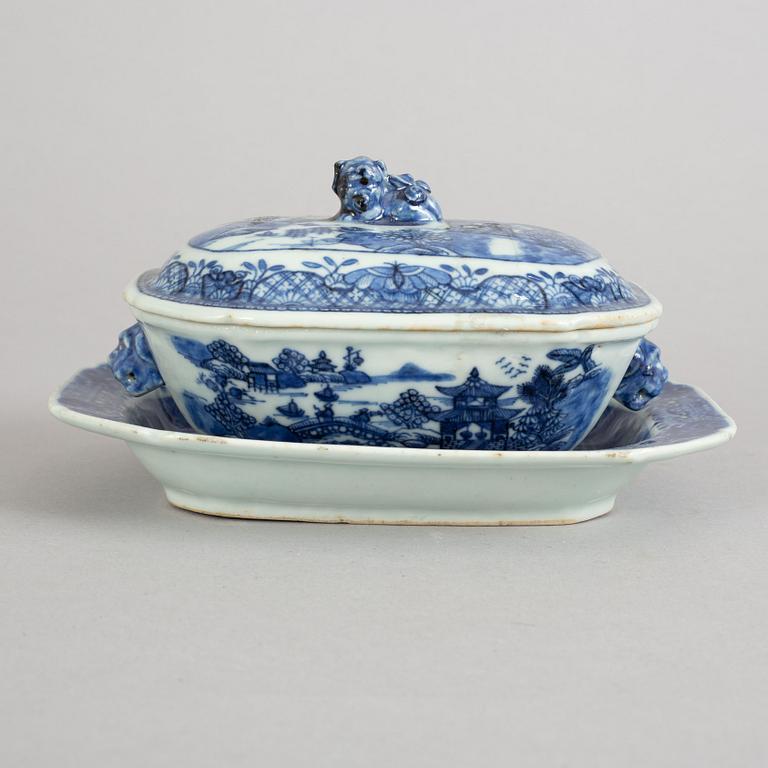 A blue and white butter tureen with cover and stand, Qing dynasty, Qianlong (1736-95).