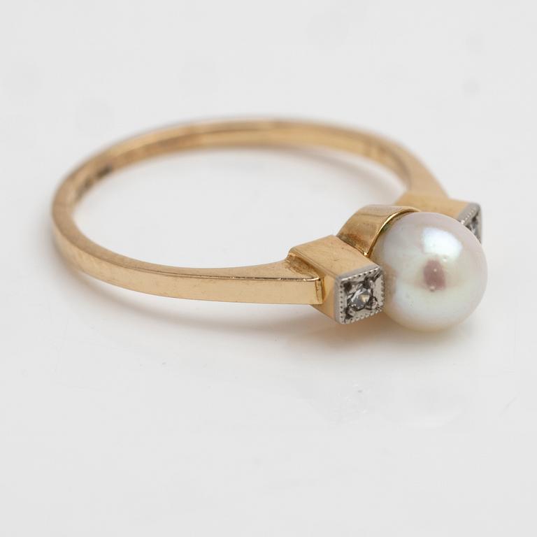 18K gold ring with a cultured pearl and diamonds, Axel Bergman Stockholm 1958.