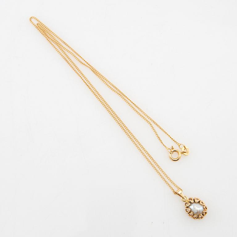 Necklace 18K gold with a cultured pearl.