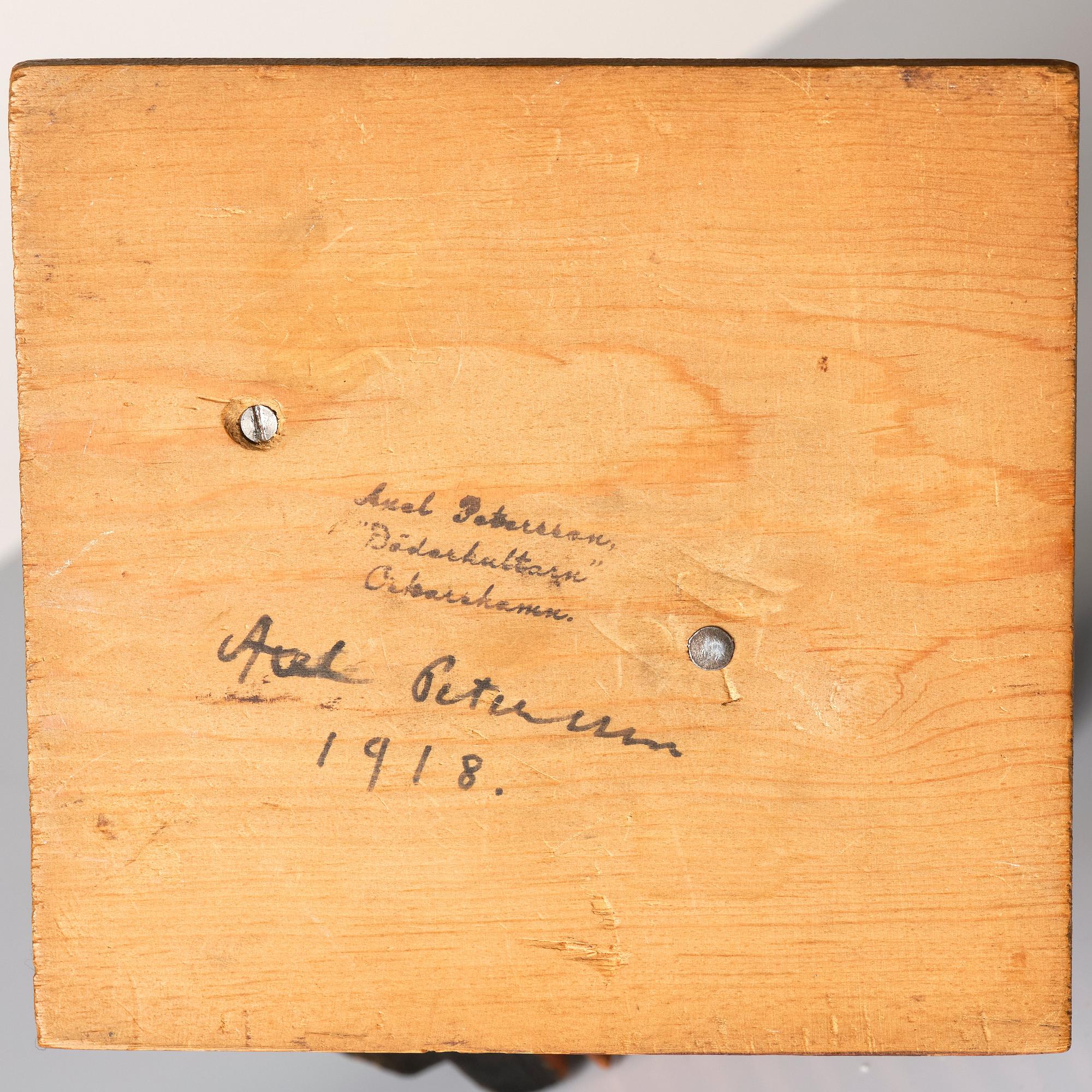 Axel Petersson Döderhultarn, Standing accordionist.