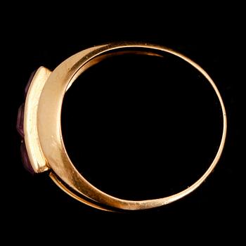 RING, 18 k guld, med 3 amestister. Vikt med stenar ca 4 g.