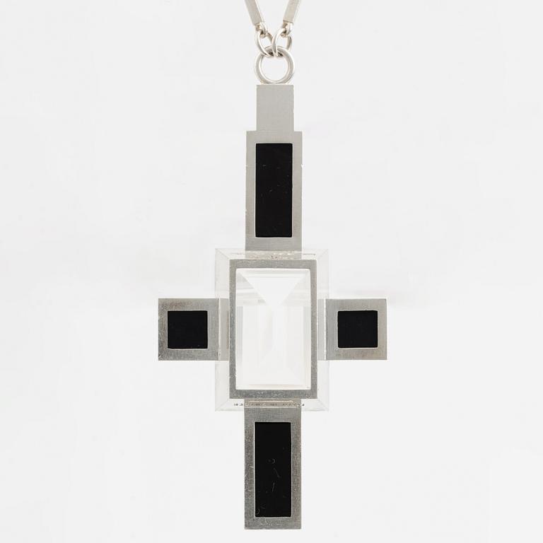 Wiwen Nilsson, hängsmycke i form av ett kors i sterlingsilver med fasettslipad bergkristall och onyx, Lund 1939.