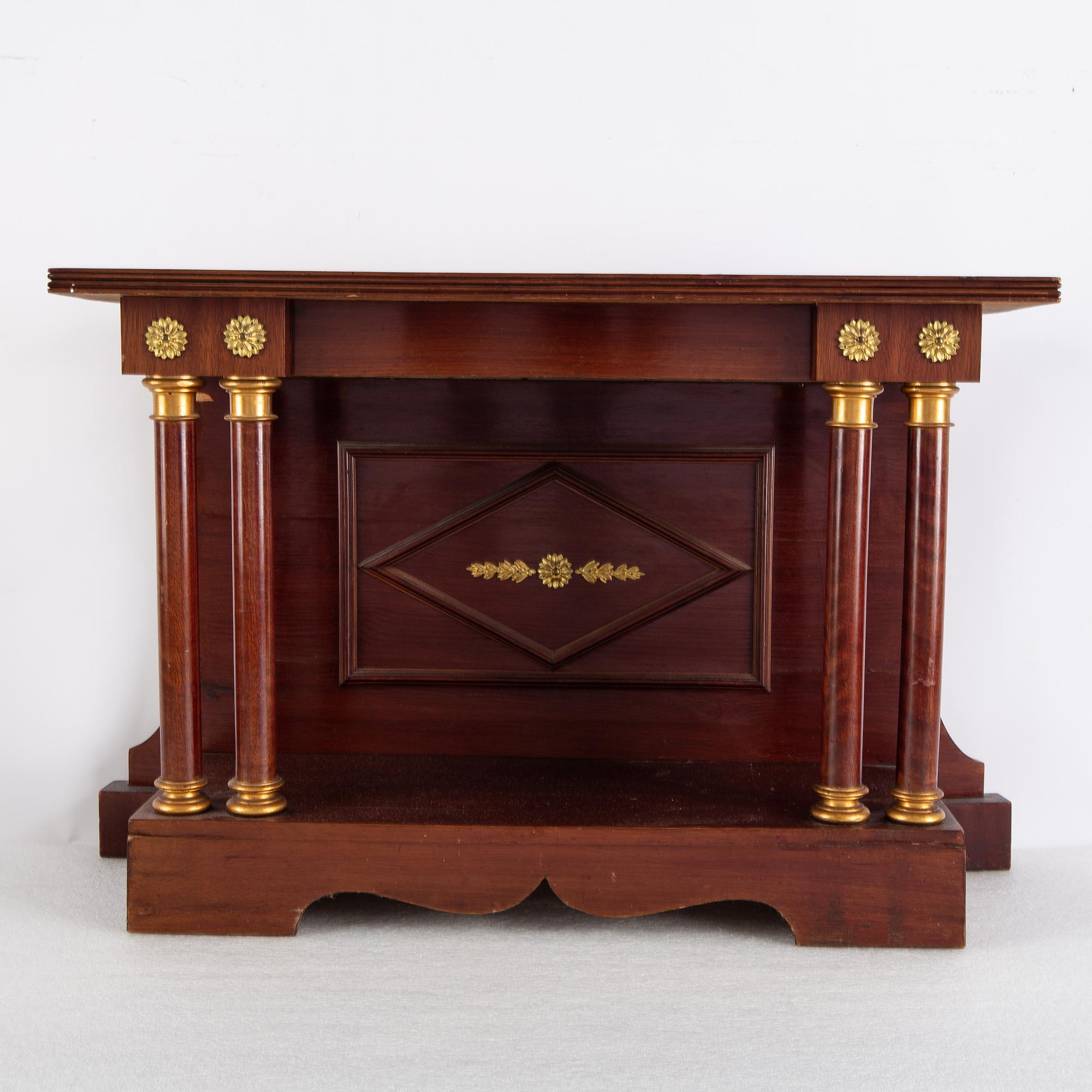 Spegel med konsolbord, eklektisk stil, sekelskifte 1900.