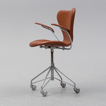 A 'Serie 7' swivel armchair by Arne Jacobsen for Fritz Hansen, dated 1967.