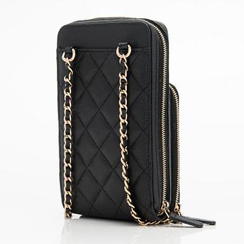 Chanel, "O-porte tel a chaine" väska, 2020.