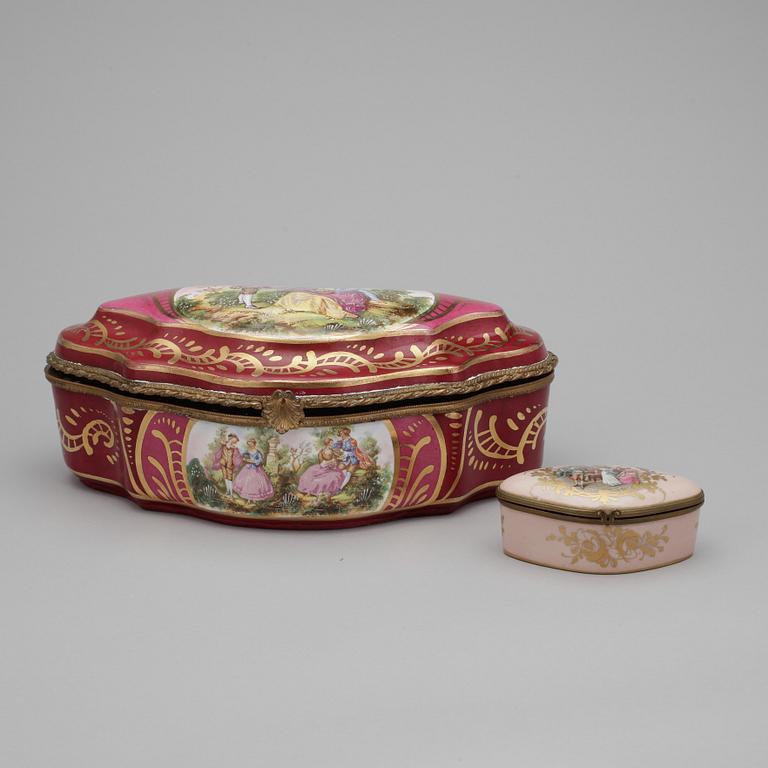 SKRIN, 2 st. Porslin. Troligen Sevres. 1900-talets första hälft.