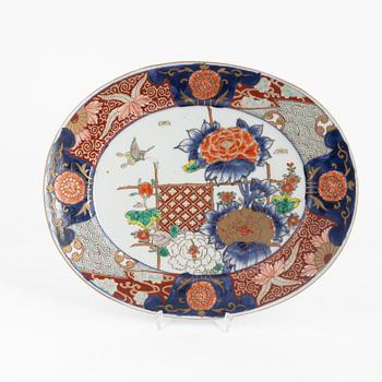 A Japanese imari porcelain dish, Meiji (1868-1912).
