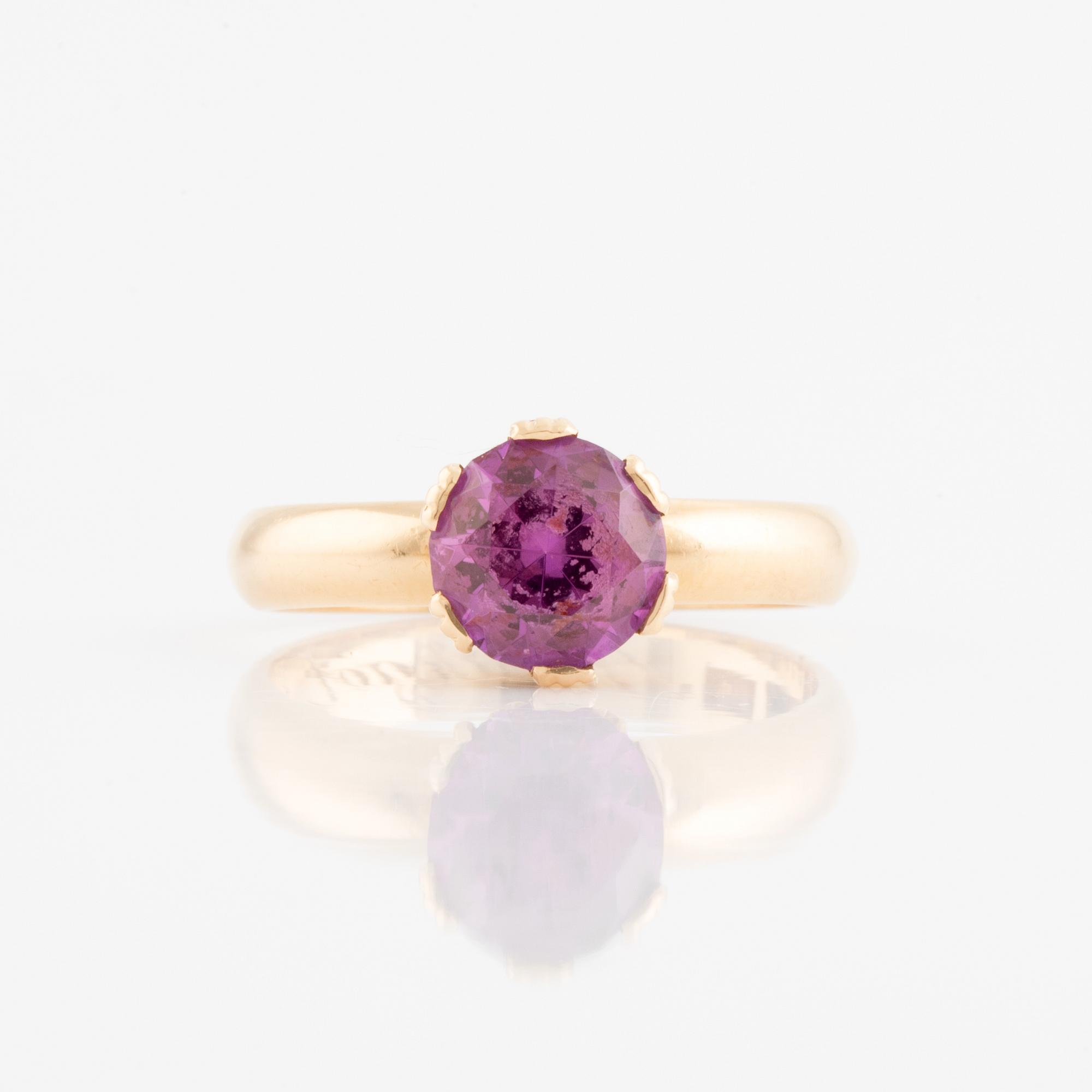 18K gold and synthetic sapphire ring.