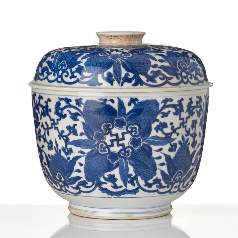 A large blue and white jar with cover, Qing dynasty, Kangxi (1662-1722).