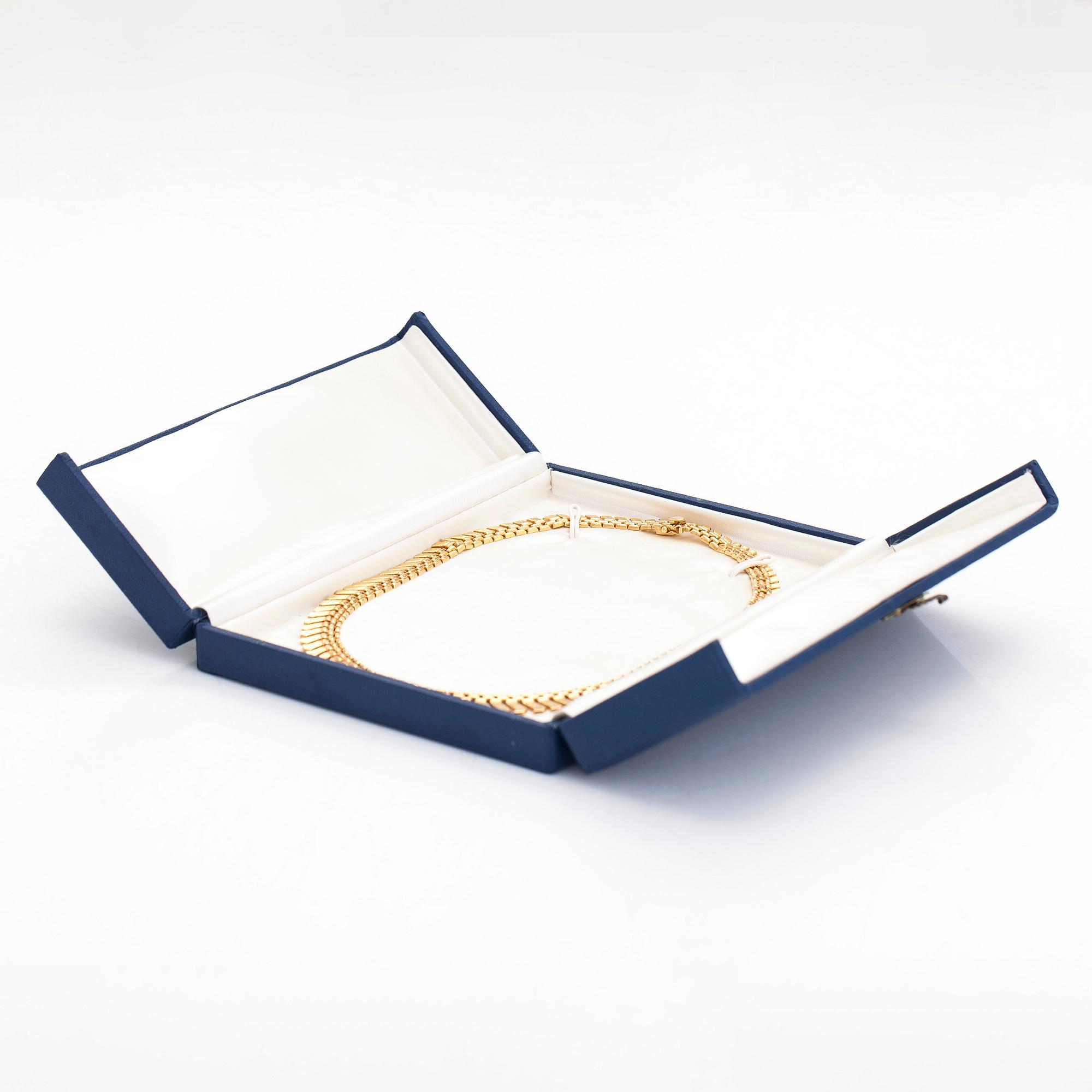 An 18K gold necklace.