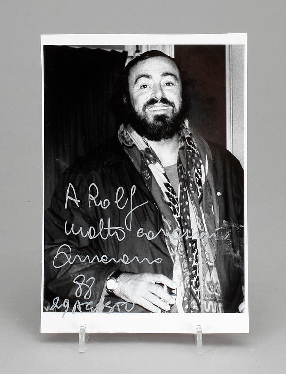 AUTOGRAFER SÅNGARE OCH MUSIKER, 9 st, främst Birgit Nilsson o Luciano Pavarotti.