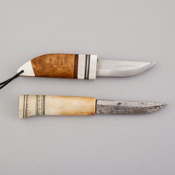 SAMEKNIVAR, 2 st, ben och trä, 1900-talets andra hälft.