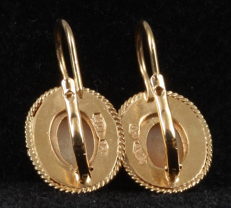 ÖRHÄNGEN, 18K guld samt camé. Bär Italienska guldstämplar.