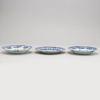 A set with three blue and white dinner plates, Qing dynasty, Kangxi (1662-1722).