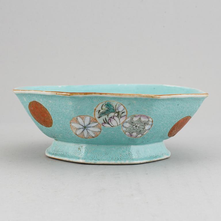 A famille rose and turquoise ground footed dish, Qing dynasty, late 19th century.