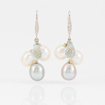 ÖRHÄNGEN, 1 par, 14K vitguld, sötvattenspärlor, blå topaser och diamanter.