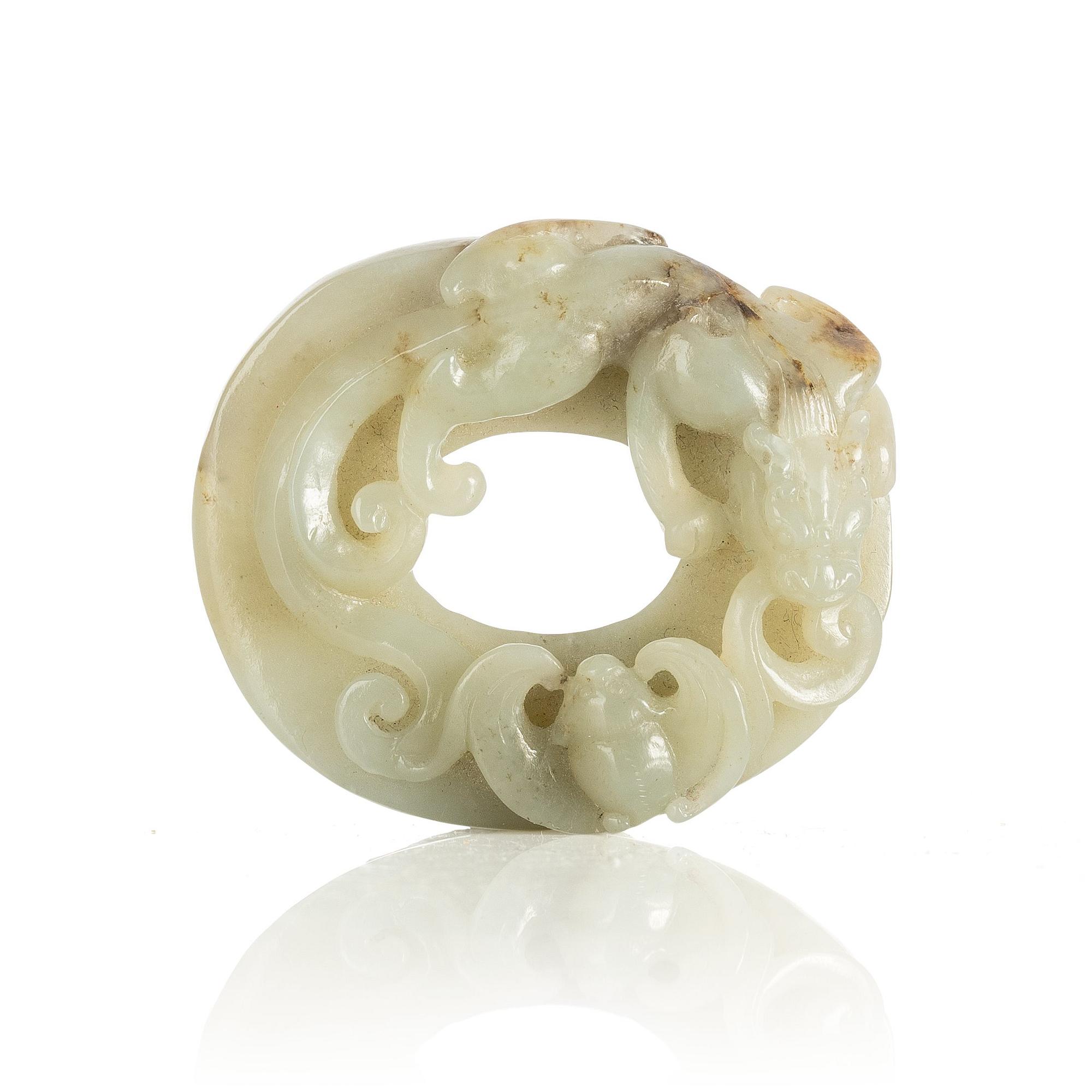A scultpured nephrite object, Qing dynasty, circa 1900.