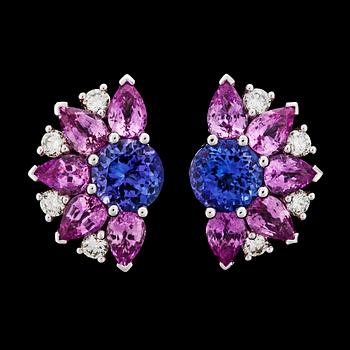 92. EARRINGS, tanzanite, tot. 4.01 cts, pink sapphire, tot. 5.46 cts, and brilliant cut diamonds, tot. 0.65 cts.