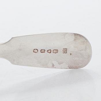 Solomon Hougham, bålslev, London 1805, och Samuel Hayne & Dudley Cater, fiskspade, London 1846, sterling silver.