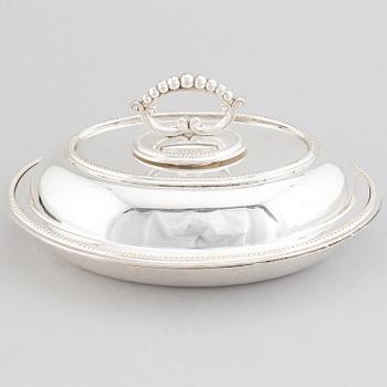 A silver plated serving dish with lid, 20th century.