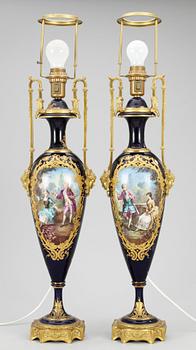 390. BORDSLAMPOR, ett par, porslin o förg brons. Sèvres-liknande märke. Louis XVI-stil. Målarsign. H.Bituvin.