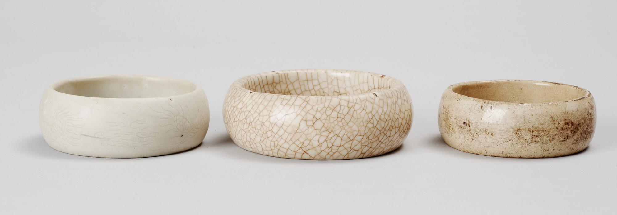 ARMBAND 3 st, porslin. Kina. 1900-tal.