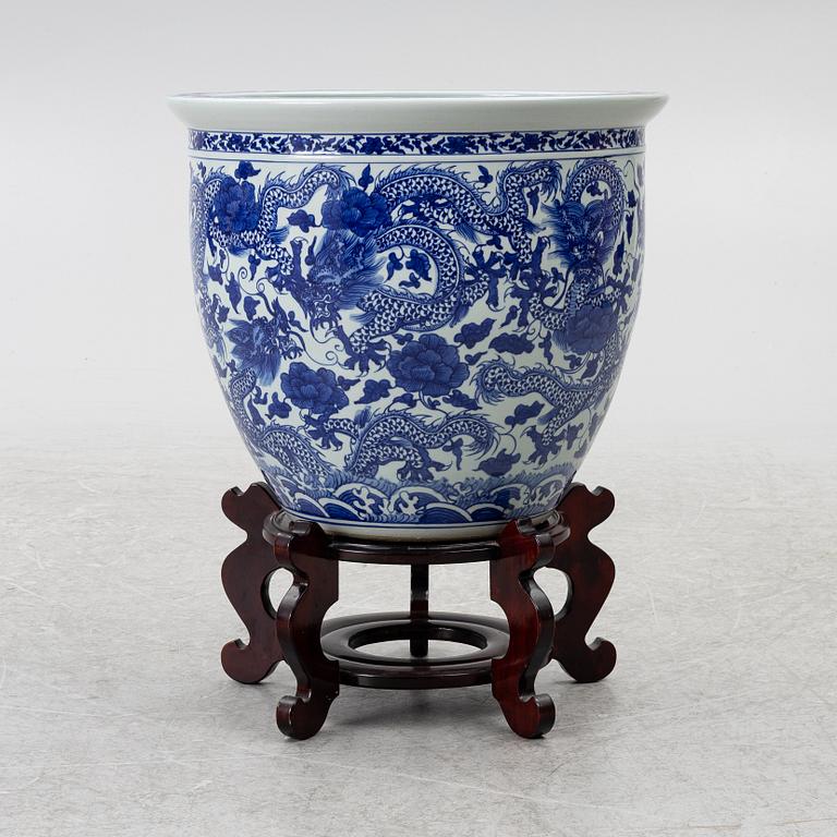 A porcelain fish bowl/planter, China, 20th Century.
